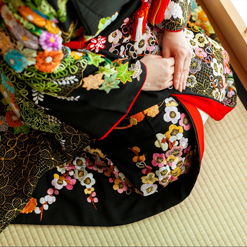 香りをたしなむ平安装束の女性