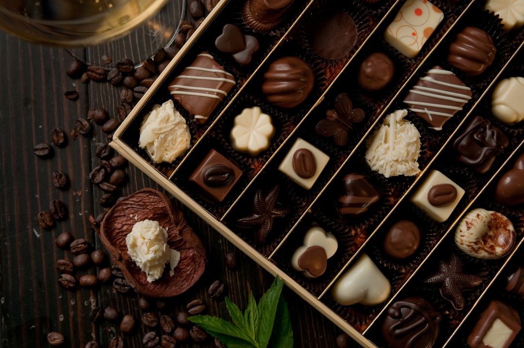バラの花びらとチョコレート——甘い媚薬のイメージ